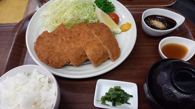 三元豚ロースかつ定食